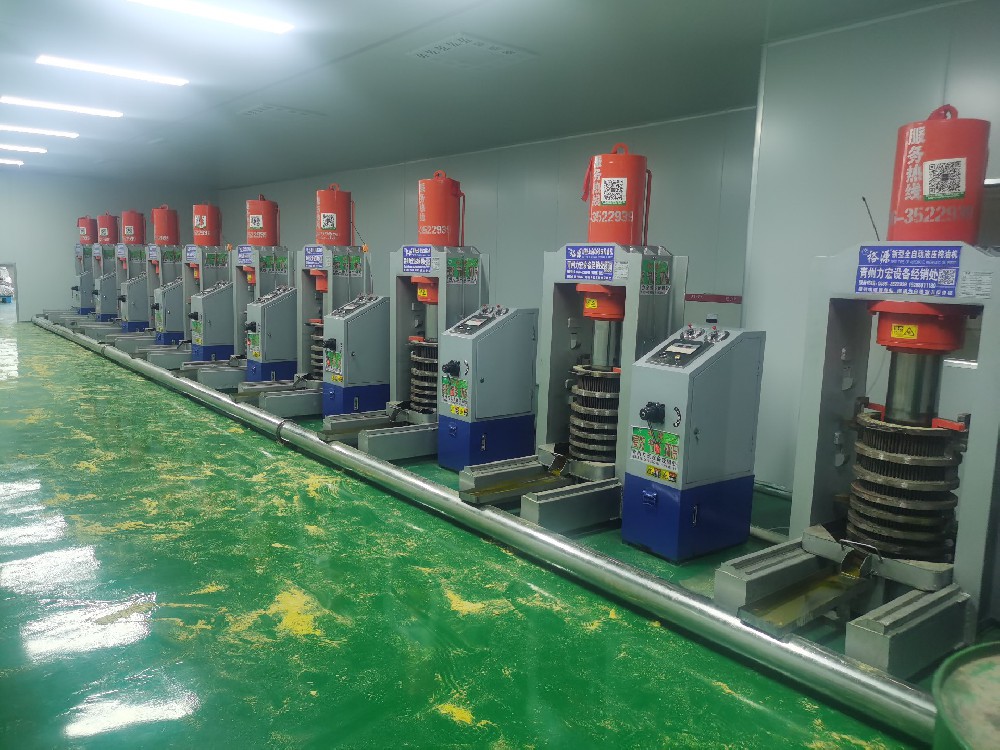 河北客户生产小米油液压榨油机全套生产线安装完成，试榨成功